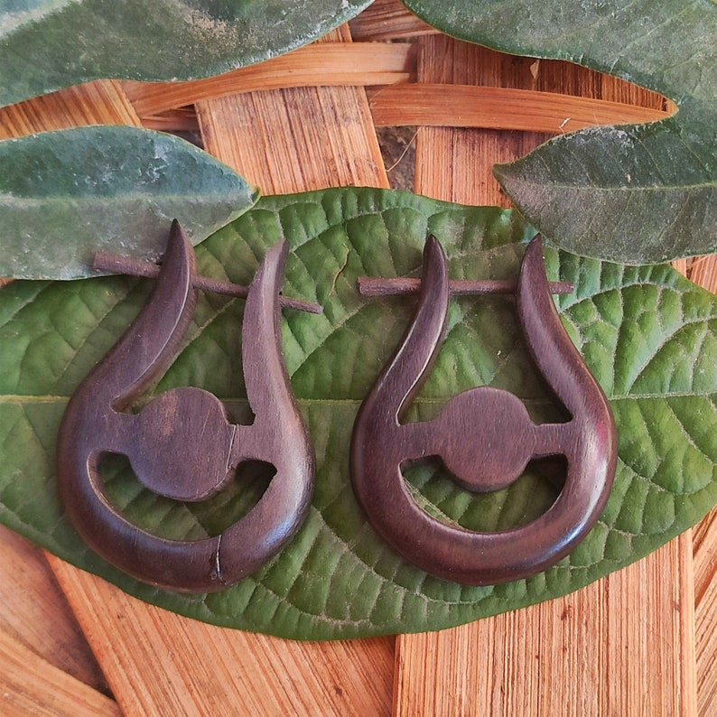 Créoles en bois noir, boucle d'oreille tribale en bois naturel, organique sculpté à la main image 1