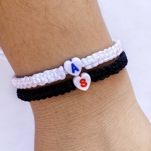Juego de 2 pulseras de macramé con inicial personalizada y corazón, pulseras de pareja con cuentas de letras a juego, regalo para novio, novia y amistad.