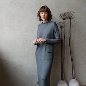 Langes Kleid aus Merinowolle mit überschnittenen Schultern und Rollsäumen, Minimalistisches und lässiges Strickkleid aus Wolle