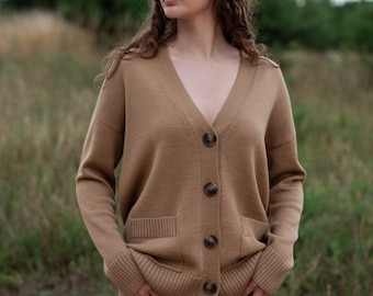 Cardigan in lana merino: giacca in maglia beige con bottoni e tasche