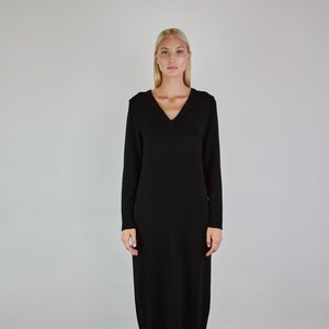 Abito in lana merino con scollo a V, Abito lungo in lana lavorato a maglia, Abito invernale in maglia, Tunica lunga in lana nera, Maglione in maglia naturale, Abito in lana merino