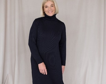 Zwarte gebreide coltrui: tuniek van merinowol, capsulegarderobe