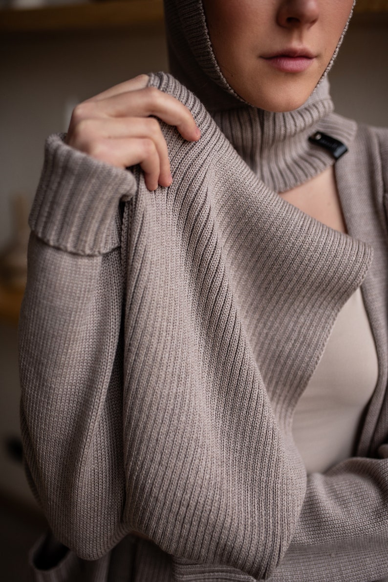 Ligh beige merino wool scarf in a ribbed pattern.