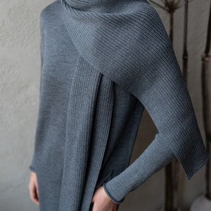 A wide ribbed scarf in grey. Made of extra fine merino wool. No itchiness, only outstanding softness.