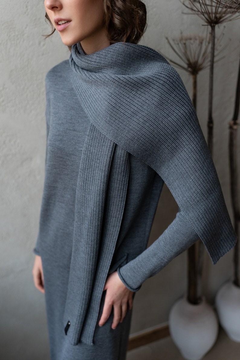 A wide ribbed scarf in grey. Made of extra fine merino wool. No itchiness, only outstanding softness.