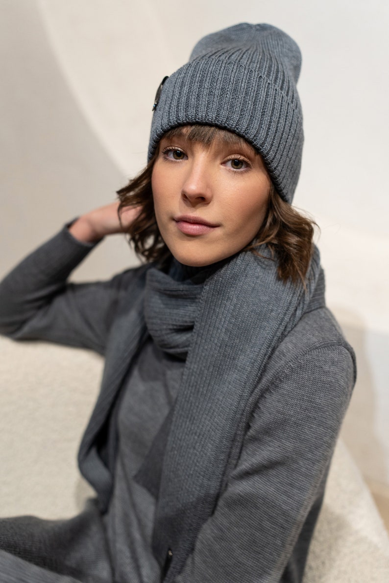 A minimalist set of a beanie hat and a scarf.