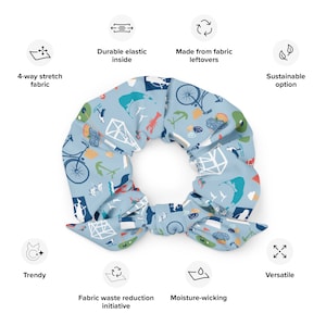 Puede incluir: Coletero azul claro con un estampado repetido de bicicletas, anclas e ilustraciones náuticas. Hecho con restos de tela, es una opción sostenible. Cuenta con elasticidad en 4 direcciones y elástico duradero en el interior.
