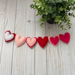 Felt Heart Banner: Stuffed Valentine&#39;s Day Garland