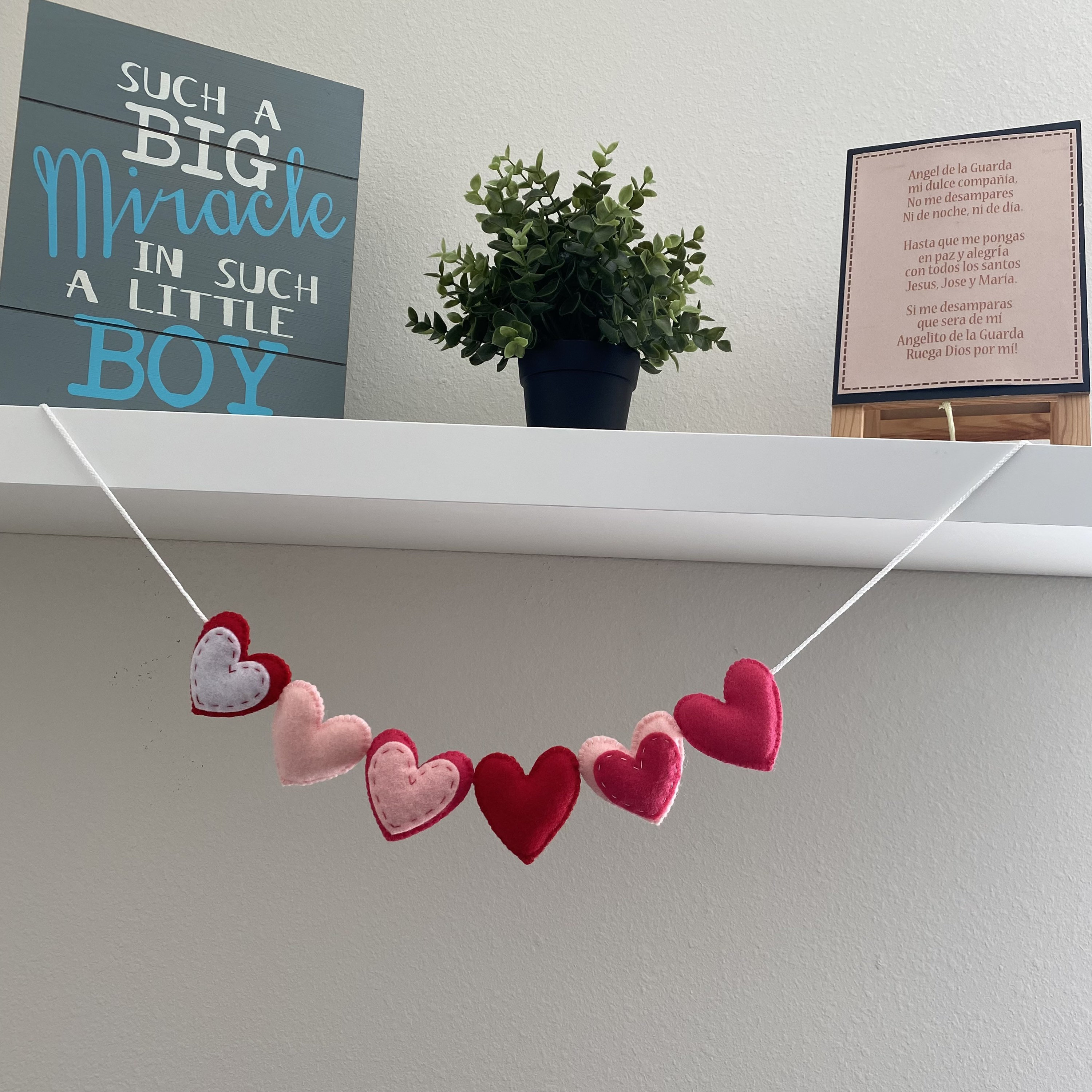 Striscione Con Sconto Del Giorno Di San Valentino Con Forma Di Cuore D'amore 3d In Diverse Dimensioni E Testo Vendita Su Fondo Bianco Sfondo Image168891758