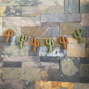 Ghirlanda di cactus in feltro, cactus in feltro, decorazioni per la cameretta dei bambini, decorazioni per la sala giochi, ghirlanda di saguaro, decorazioni per pareti domestiche, oggetti di scena per foto, decorazioni con cactus, decorazioni in feltro