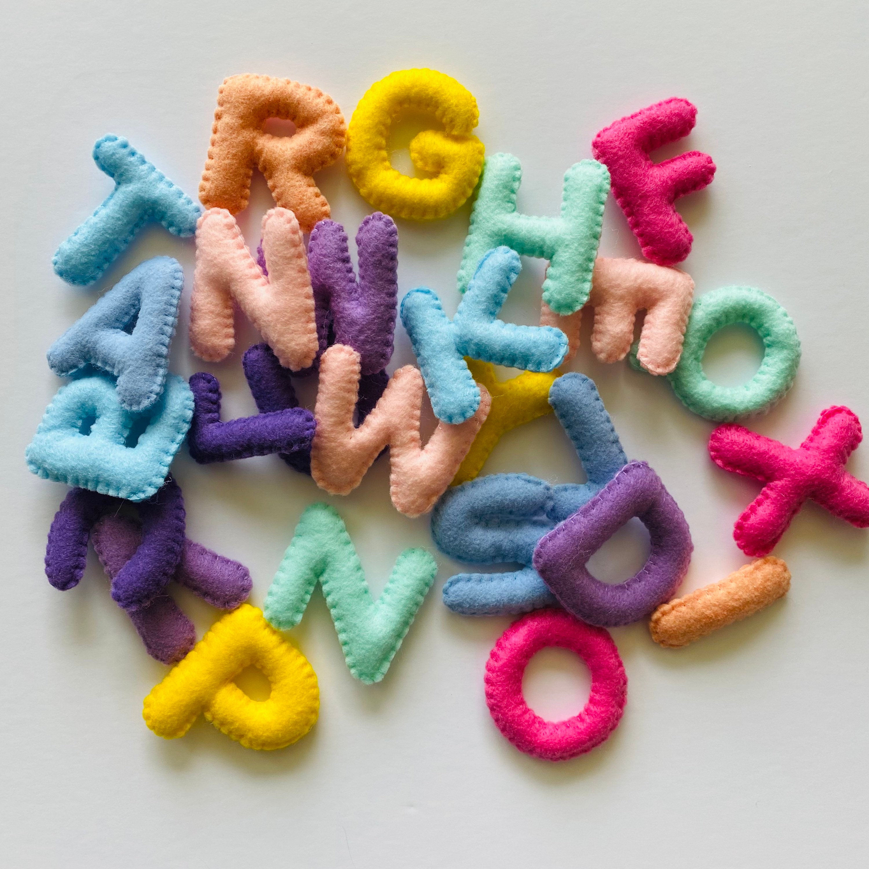 Ameisenkeks Letras de fieltro de 150 unidades, letras mayúsculas coloridas para manualidades, 8 x 7 cm, juguetes educativos y decoración, alfabeto de fieltro para niños y adultos
