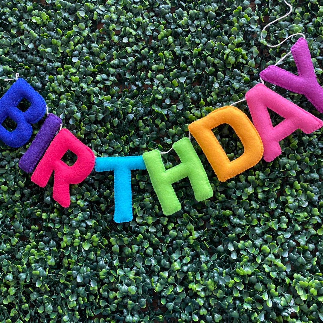 Modello di banner di compleanno scenografia. Buon compleanno a te testo