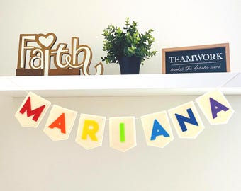 Banner de nombre de fieltro personalizado: Guirnalda de arcoíris para guardería