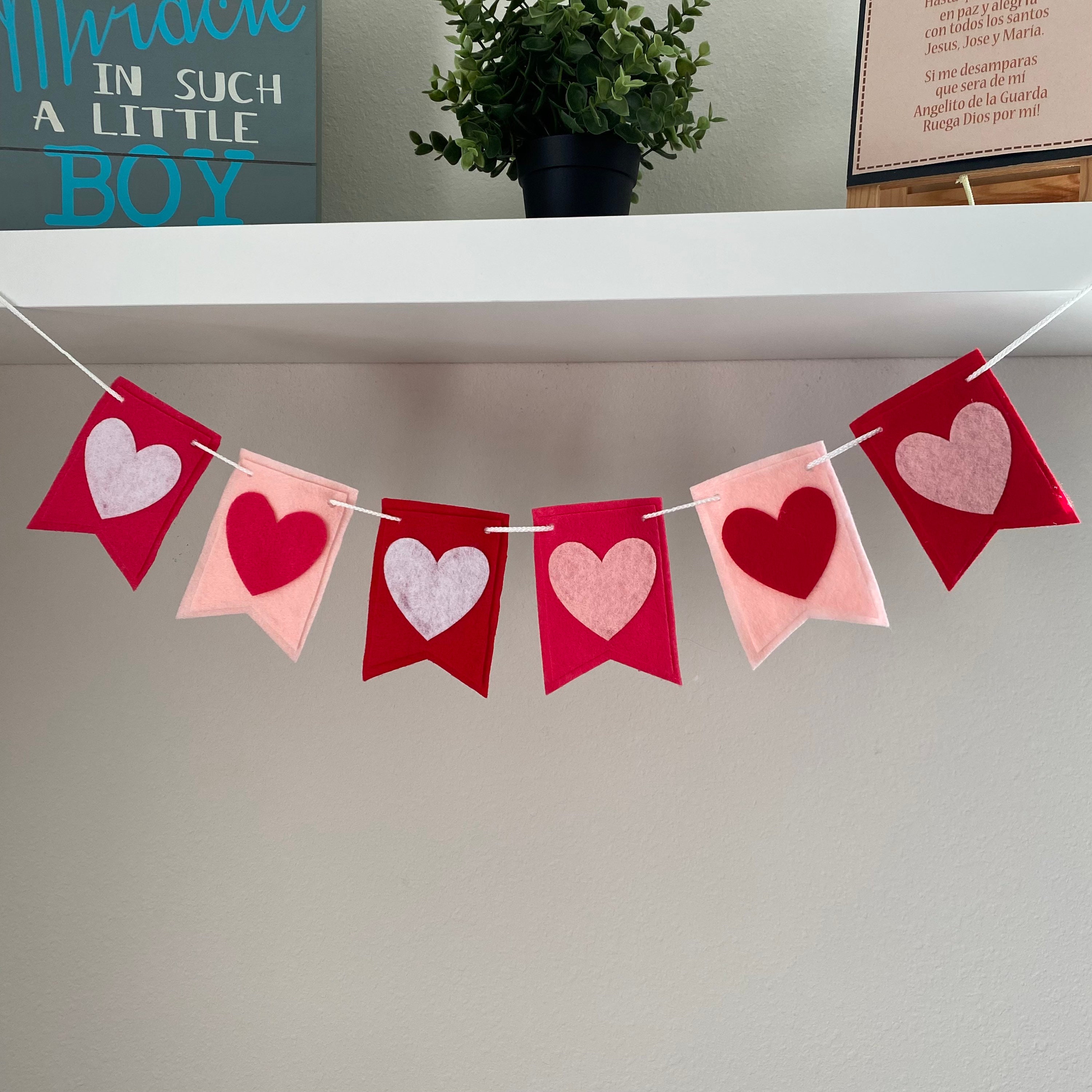 Plantilla de Pink Modern & Minimal Happy Valentin Day School Poster Profsional Social Media