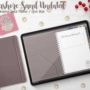 Puede incluir: Un planificador digital con el texto "Seashore Sand Undated" y "Undated Digital Planner / Open Book". El planificador está abierto en una página que dice "This Planner Belongs To". También se ven un cuaderno a juego y una nota adhesiva rosa.