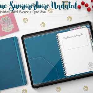Puede incluir: Un planificador digital con una cubierta azul y el texto "Blue Summertime Undated". El planificador está abierto, revelando una página en blanco con el texto "This Planner Belongs To". También se ve un cuaderno azul a juego y un diseño de huella de pata rosa.