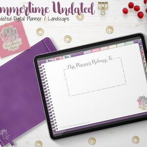 Puede incluir: Un planificador digital con el texto "Summertime Undated" y "Undated Digital Planner / Landscape". El planificador está abierto, mostrando una página en blanco con el texto "This Planner Belongs To". También se ven un cuaderno morado y un lápiz óptico.