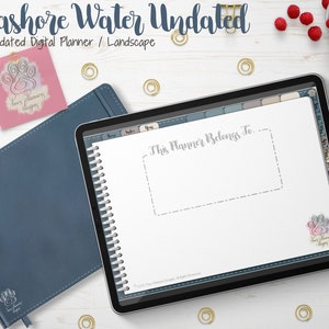 Puede incluir: Planificador digital con el texto "Seashore Water Undated" y "This Planner Belongs To" en la pantalla. También se ven un cuaderno azul encuadernado en cuero y una nota adhesiva rosa. Clips dorados y frambuesas esparcidos.