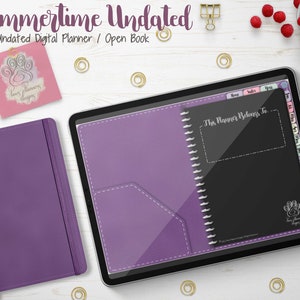 Puede incluir: Un planificador digital con una cubierta morada y un interior negro, con el texto "Summertime Undated". El planificador incluye un lápiz óptico, un bloc de notas y un logotipo de huella de pata. Clips dorados y frambuesas están dispersos.