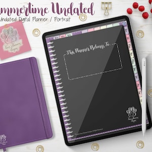 Puede incluir: Un planificador digital con el texto "Summertime Undated" y "This Planner Belongs To." También hay un diario morado y un bloc de notas rosa. El planificador tiene pestañas para cada mes. También se ven un lápiz óptico blanco y clips dorados.