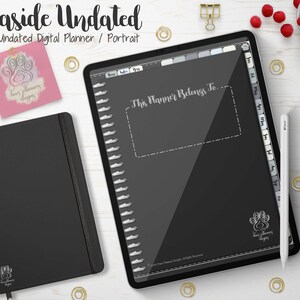 Puede incluir: Un planificador digital y un cuaderno negro se muestran sobre una superficie blanca, junto con una tableta que muestra una página del planificador. La tableta tiene el texto "This Planner Belongs To". El planificador está etiquetado como "Seaside Undated" y "Undated Digital Planner / Portrait".