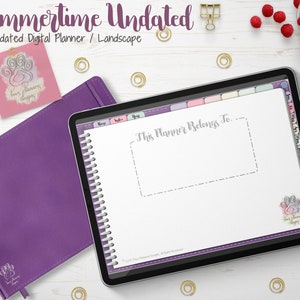 Puede incluir: Un planificador digital con el texto "Summertime Undated" y "Undated Digital Planner / Landscape". El planificador está abierto, mostrando una página en blanco con el texto "This Planner Belongs To". También se ven un cuaderno morado y un lápiz óptico.