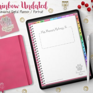 Puede incluir: Un planificador digital con un diseño de pestañas de arcoíris, una cubierta rosa y un bloc de notas rosa a juego. El planificador tiene el texto "This Planner Belongs To..." y las palabras "Rainbow Undated" en la parte superior. Un lápiz óptico blanco está al lado del planificador.