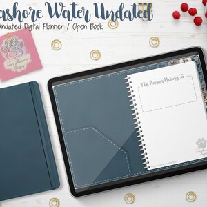 Puede incluir: Un planificador digital sin fecha con el texto "Seashore Water Undated" y "Undated Digital Planner / Open Book". El planificador está abierto en una página que dice "This Planner Belongs To". También se ven un cuaderno azul y una tableta.