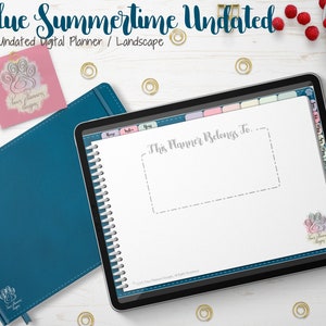 Puede incluir: Un planificador digital con el texto "Blue Summertime Undated" y "This Planner Belongs To." El planificador se muestra en una tableta y un cuaderno azul. También es visible una tarjeta rosa con un logotipo de huella de pata. Clips dorados y frambuesas están dispersos.