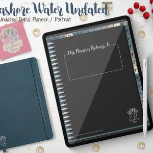 Puede incluir: Un planificador digital sin fecha con el texto "Seashore Water Undated" y "This Planner Belongs To." También hay un diario de color verde azulado oscuro y una tarjeta rosa con un diseño de huella de pata. El planificador está sobre una superficie de madera blanca.