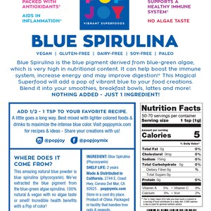 Op de afbeelding: Blauw spirulina poeder in een blauwe en witte verpakking met een label waarop "Pop Joy Vibrant Superfoods" en "Blauwe Spirulina" staat. Het label vermeldt ook de ingredi&euml;nten, de houdbaarheid en de voedingswaarde. Het product is veganistisch, glutenvrij, lactosevrij, soja vrij en paleo.