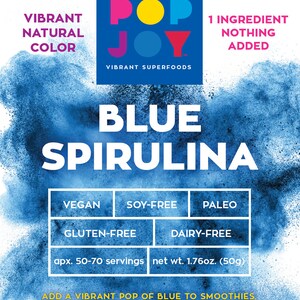 Op de afbeelding: Blauw spirulina poeder in een blauwe en witte zak met de merknaam "Pop Joy" en de tekst "Vibrant Superfoods". De zak vermeldt ook "1 ingredi&euml;nt, niets toegevoegd" en vermeldt het product als veganistisch, soja-vrij, glutenvrij, paleo en zuivelvrij. De zak geeft aan dat het ongeveer 50-70 porties bevat en een nettogewicht heeft van 1,76 ounce (50 gram).