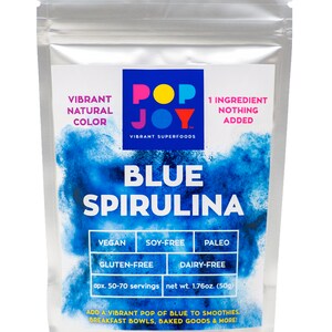 Op de afbeelding: Een zilveren zakje met een blauw en wit etiket waarop staat "Pop Joy Vibrant Superfoods Blue Spirulina 1 Ingredi&euml;nt Niets toegevoegd". Het etiket vermeldt ook dat het product veganistisch, soja-vrij, glutenvrij, paleo en lactosevrij is. Het zakje bevat 50 gram blauw spirulina-poeder, wat ongeveer 50-70 porties is.
