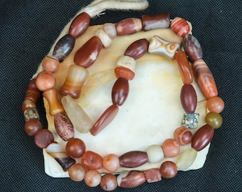 Strang von 49 antiken Steinperlen