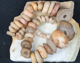 43 perle di pietra antiche