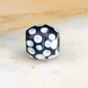 Venetian &quot;skunk&quot; trade bead