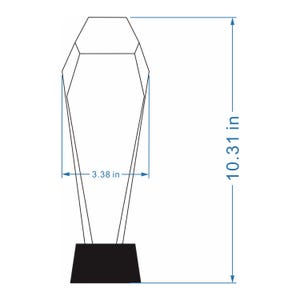 Op de afbeelding: Een heldere, gefacetteerde trofee met een geometrisch, taps toelopend ontwerp op een solide zwarte voet. Technische lijnen geven een totale hoogte van 26,19 cm en een maximale breedte van 8,59 cm aan, wat nauwkeurige maten biedt.