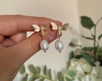 Bee Pearl Earrings, Golden Stud Earrings, Freshwater Pearl Bee Earrings, Pearl Bridal Earrings, Bee Jewellery Gift, Nature Inspired Earrings