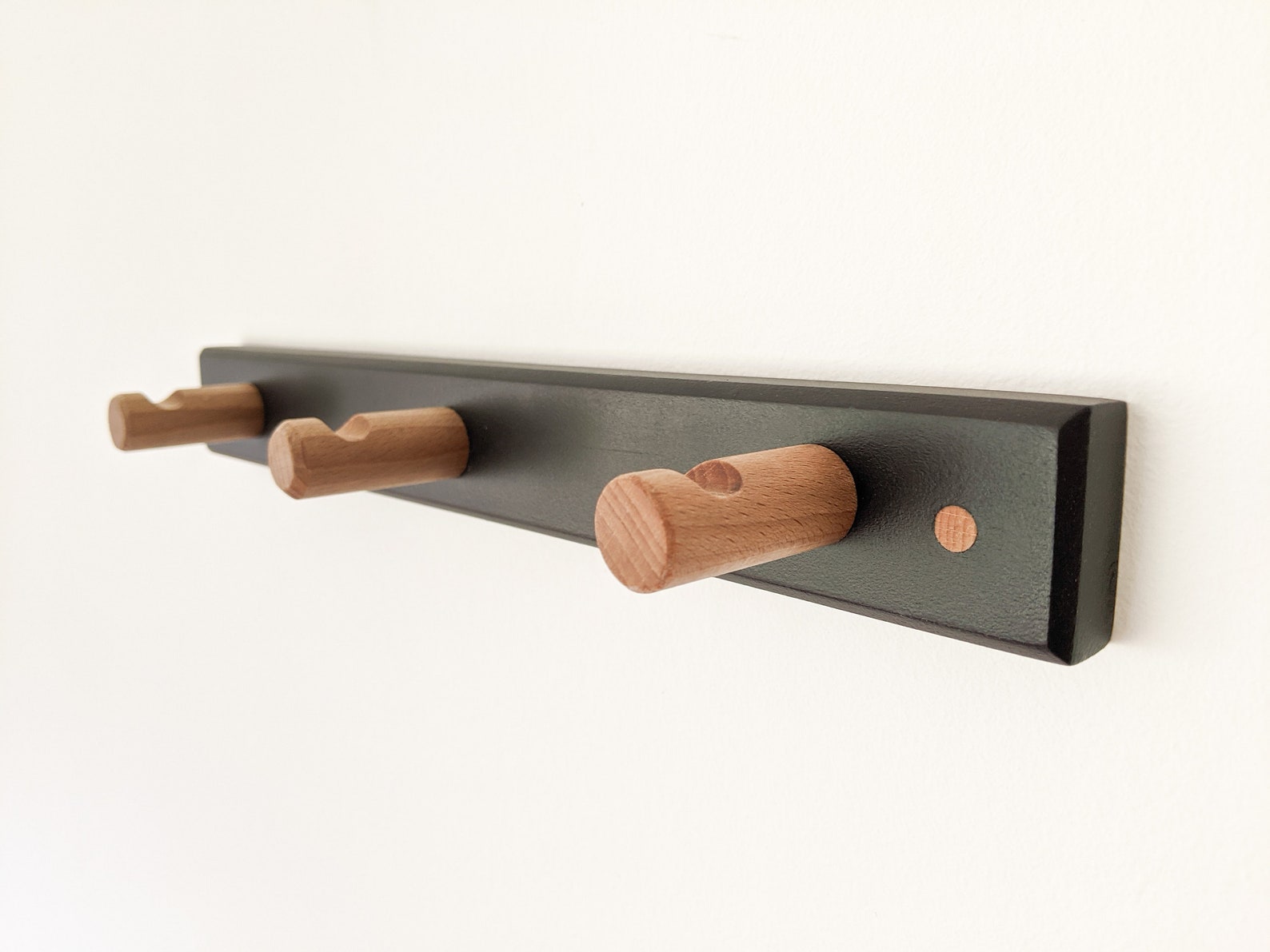 Simple Oak Dowel Coat Rack / CUALQUIER color / Ganchos de Etsy