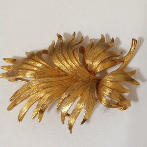 Vintage Lisner Signed Brushed Gold Tone Brooch Pin