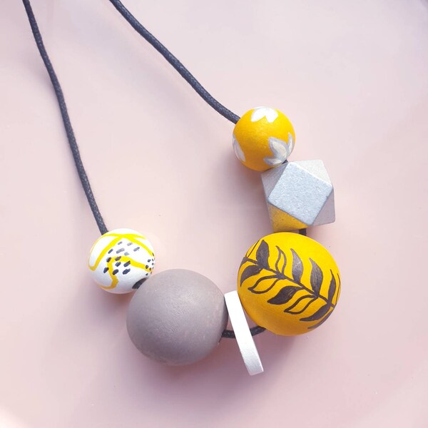Collana di perline dipinto a mano giallo Balck e collana d'argento rotondo collana di legno collana di legno collana dipinta collana regalo per lei