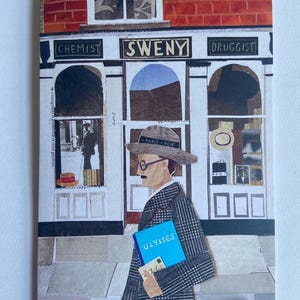 Puede incluir: Una impresión artística de collage que representa a un hombre con sombrero y gafas caminando frente a una tienda con el texto "CHEMIST SWENY DRUGGIST". El hombre sostiene un libro azul titulado "ULYSSES" y un bastón. La obra de arte tiene una estética vintage.