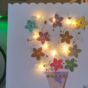 Bonita tarjeta de flores con luz LED y luces, jarrón de flores, tarjetas de feliz cumpleaños con luces, tarjetas extra especiales, tarjetas brillantes, LED a medida