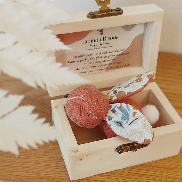 Petit lapin miniature grigri réconfortant en tissus avec clochette et boîte en bois