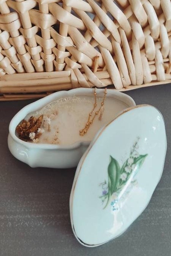 Élisabeth Une Bougie, Une Boîte à Bijoux et Un Bracelet