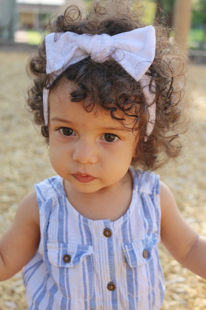White knot bow