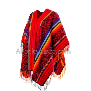 Peut inclure: Poncho en laine d'alpaga rouge et noir avec des rayures colorées et des motifs géométriques. Le poncho a des franges sur les bords.