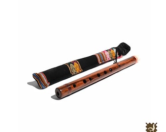 Puede incluir: Una flauta de madera con un acabado marrón y rojo y seis agujeros. La flauta está en una funda de transporte negra con un patrón tejido colorido.
