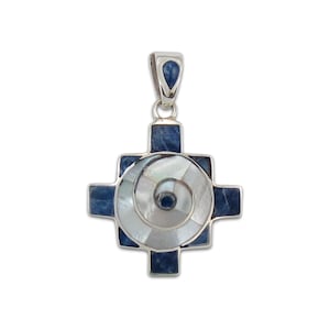 Puede incluir: Colgante de plata de ley con una cruz azteca azul y blanca con un diseño de espiral de nácar.