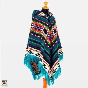 Pode incluir: Um poncho turquesa, azul, vermelho, laranja e branco com capuz e franjas. O poncho é exibido em um manequim de madeira.